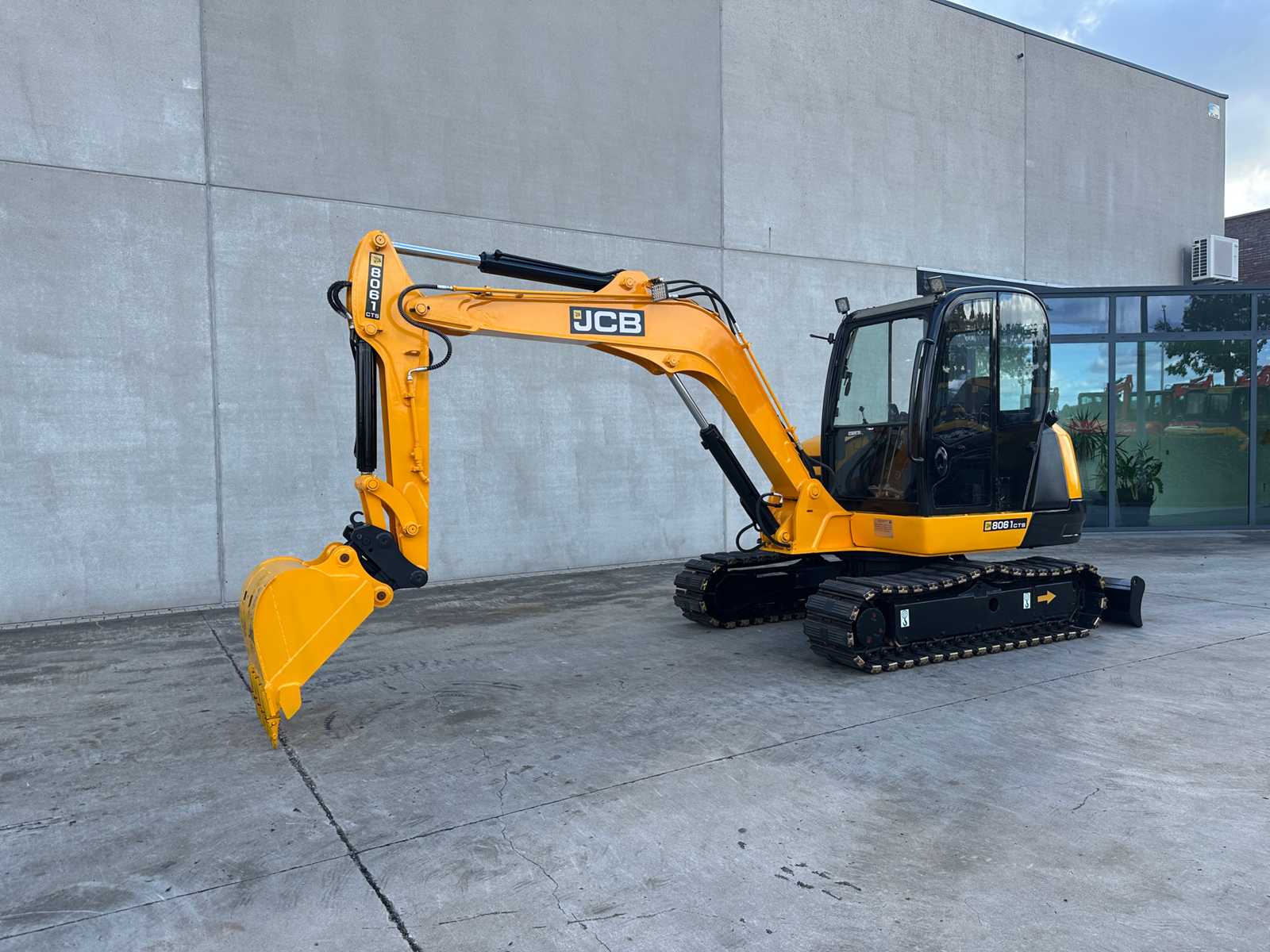 2012 JCB 8061